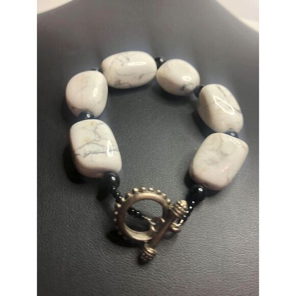 1681 White Howlite chunky nugget boho toggle bracelet  54grams - Picture 1 of 2